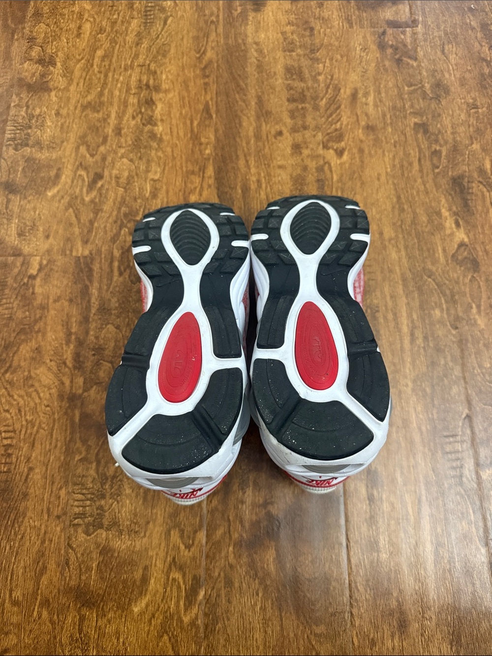Nike White & Red Wave-Pattern Running Sneakers - Picture 7 of 15